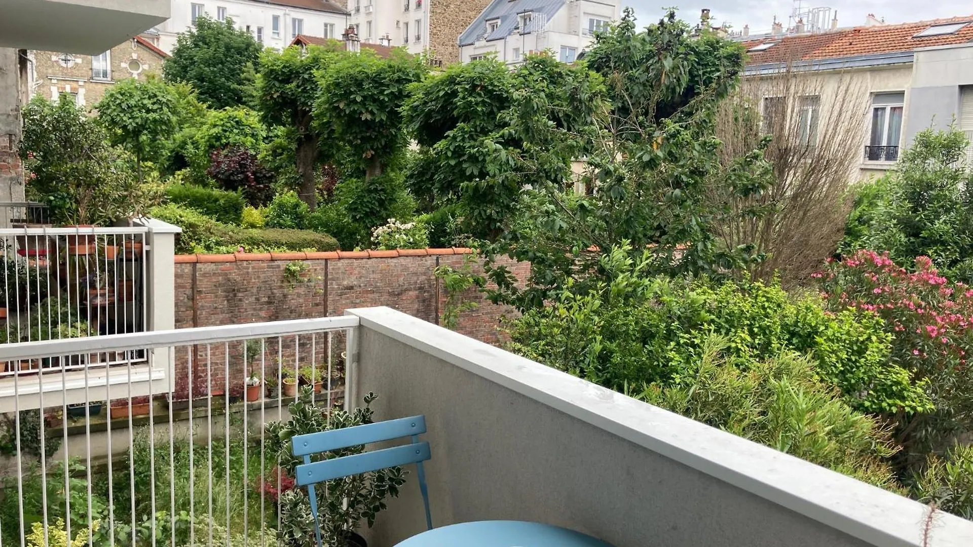 Quietude Au Village Jourdain Paris